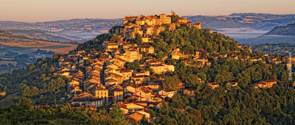 Corde sur ciel vue du haut, au coucher du soleil