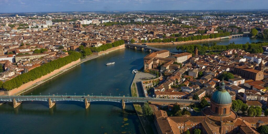 Toulouse vue du ciel, au-dessus de la Garonne